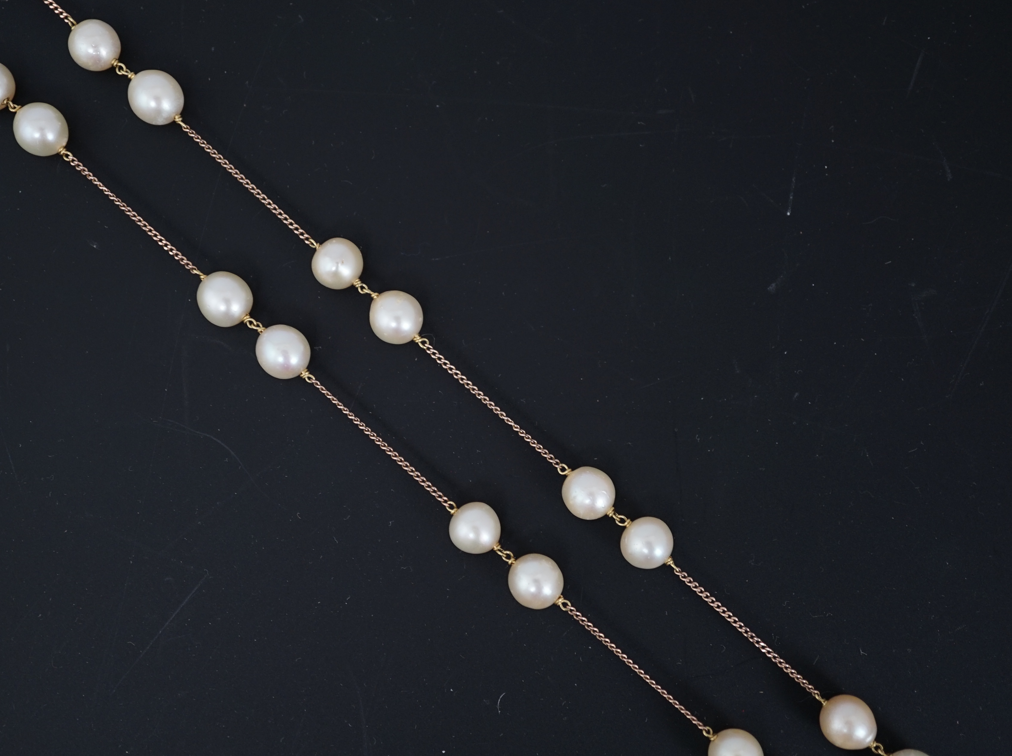 A modern Italian single strand cultured pearl and chain link necklace, with 10kt clasp, 98cm, gross weight 41.5 grams. Good condition.